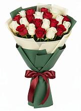 Букет Микс из красных и белых роз в Каргалинской