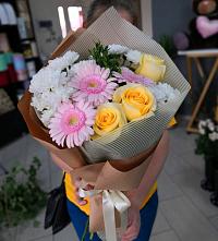 Букет цветов из:  Герберы, Розы и Хризантемы в Каргалинской