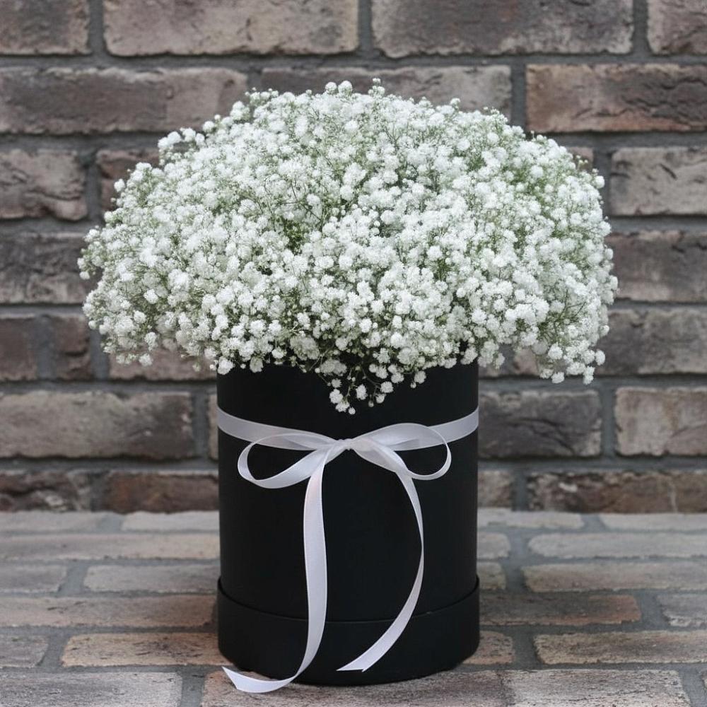 Цветочная композиция из Гипсофила в шляпной коробке в Каргалинской