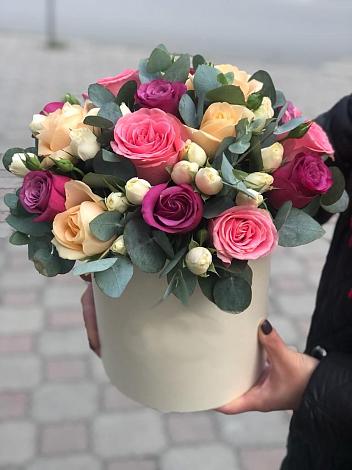 Цветочная композиция из Розы в шляпной коробке в Каргалинской