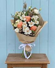 Букет цветов из:  Альстромерии, Лизиантусы, Розы и Хризантемы в Каргалинской