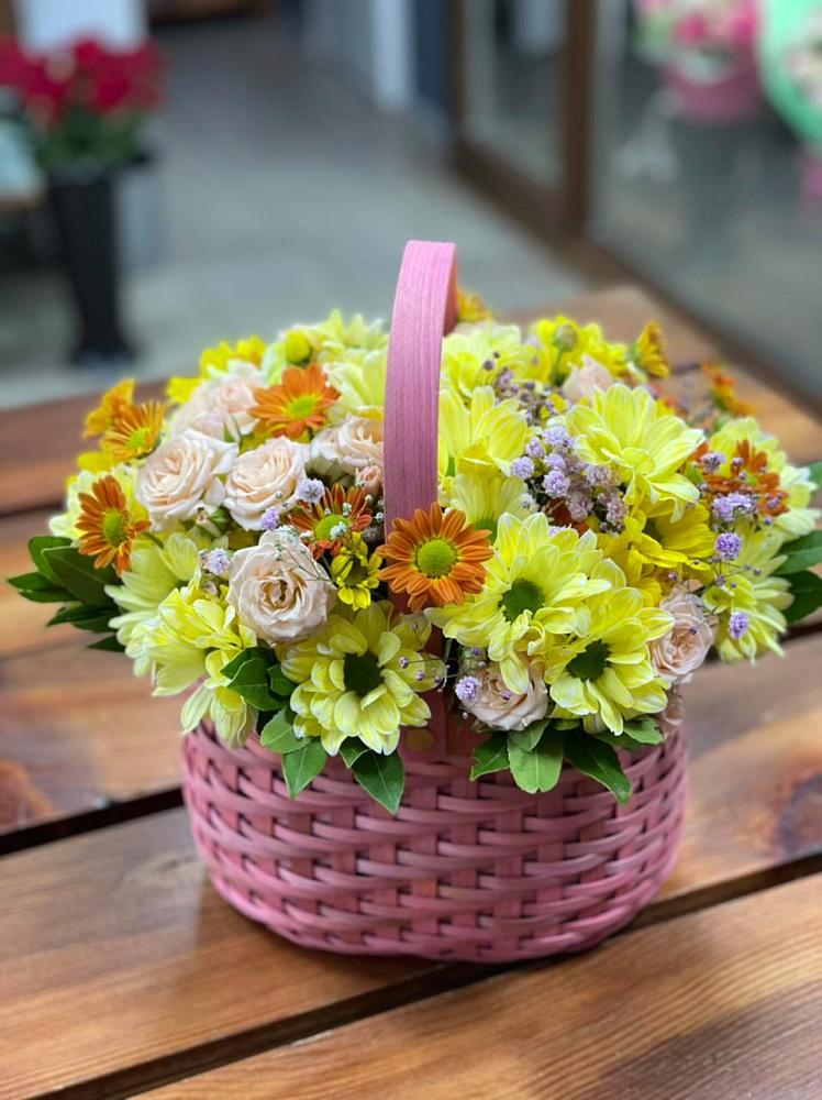 Цветочная композиция из Хризантемы и Розы в корзине в Каргалинской