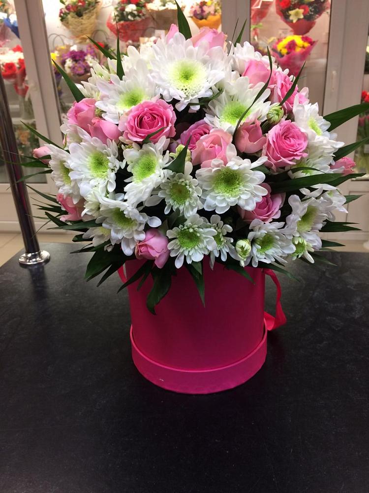 Цветочная композиция из Розы и Хризантемы в шляпной коробке в Каргалинской