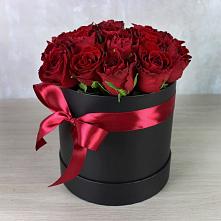 Цветочная композиция из Розы в шляпной коробке в Каргалинской