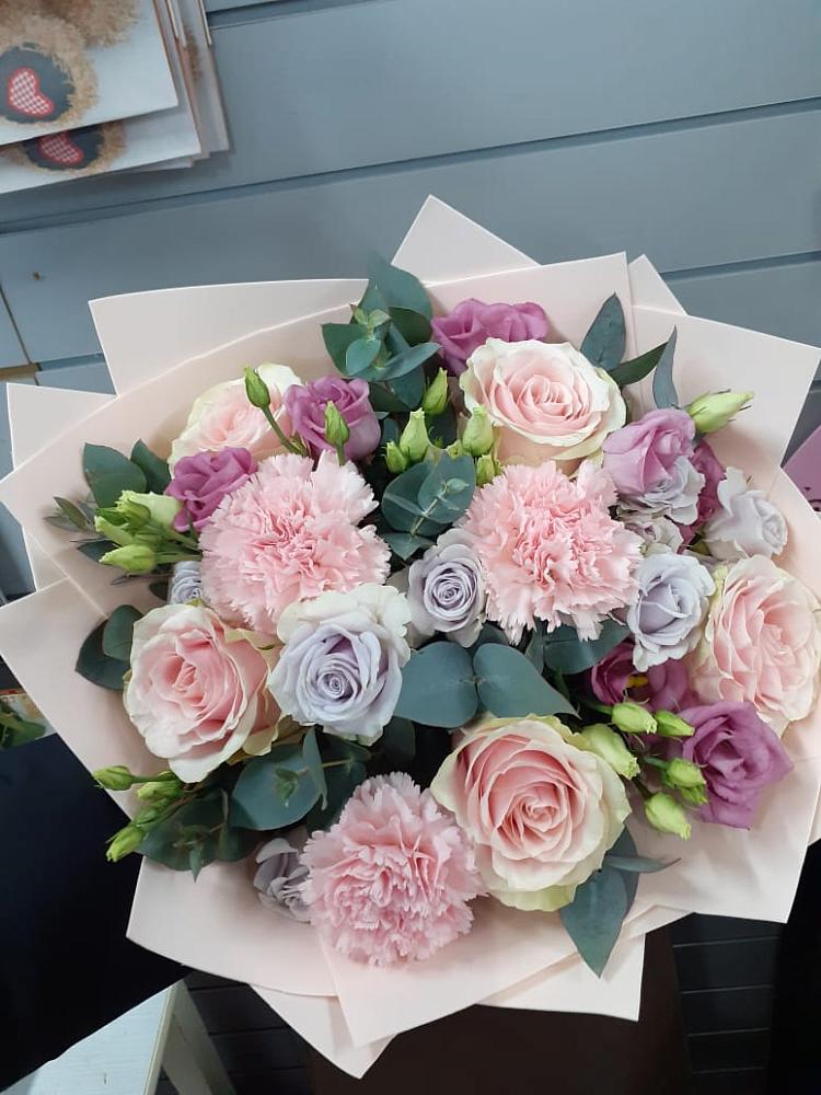 Букет цветов из: Розы, Гвоздики и Лизиантусы в Каргалинской