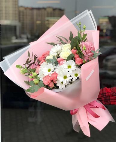Букет цветов из: Розы, Лизиантусы и Хризантемы в Каргалинской